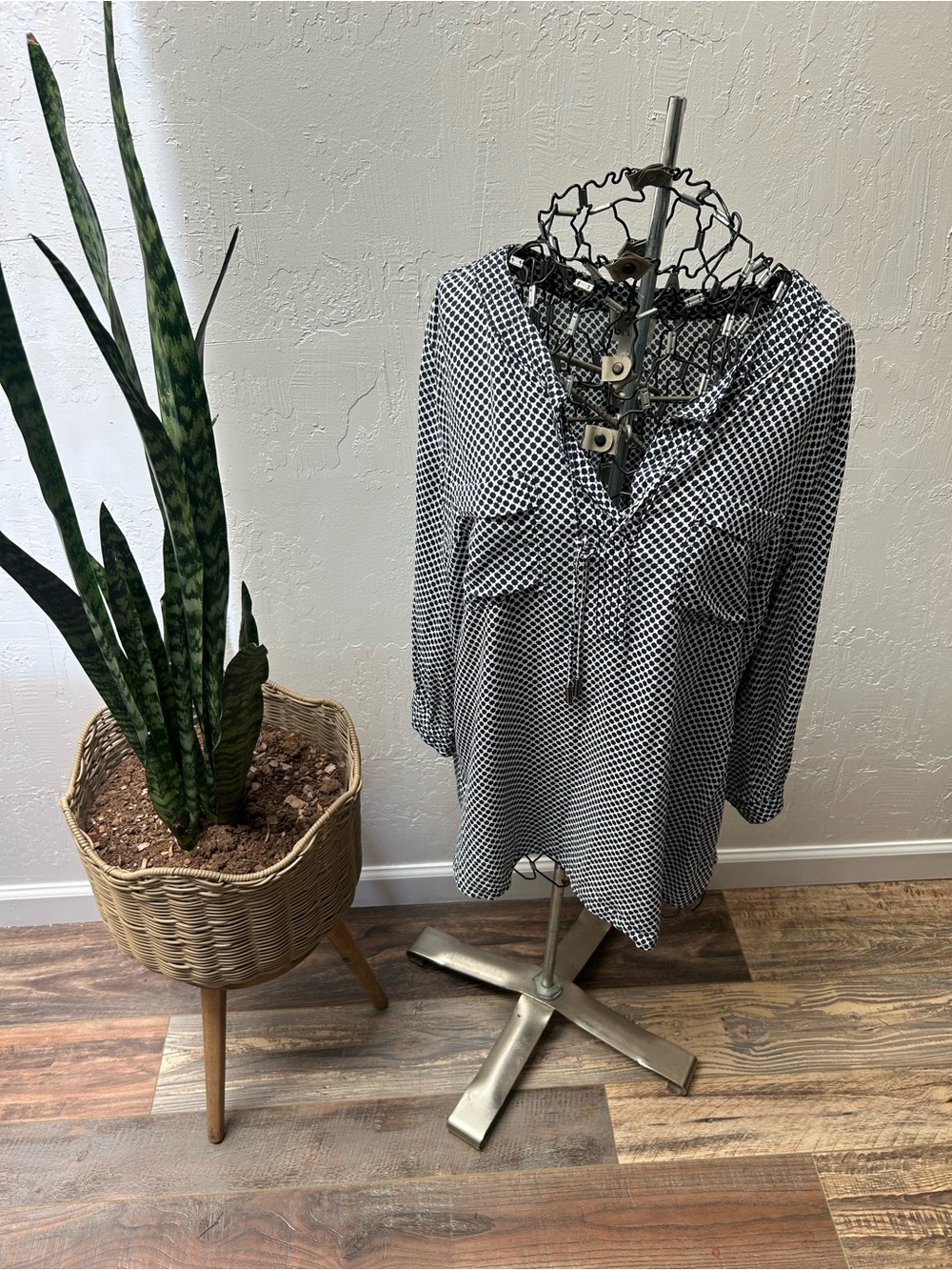 Stylus Navy White Geometric Print Blouse Women's Size L Flowy Tunic Top